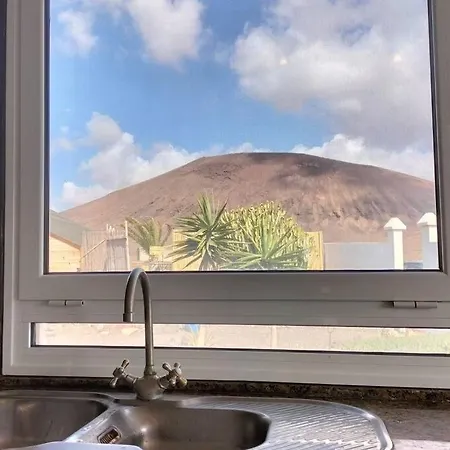 Ocean - Volcano House בית נופש טגיסי